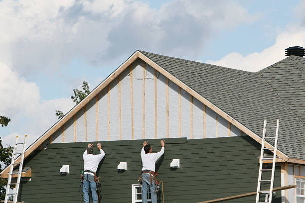 Professional Siding Contractor technician working in Glenview, IL